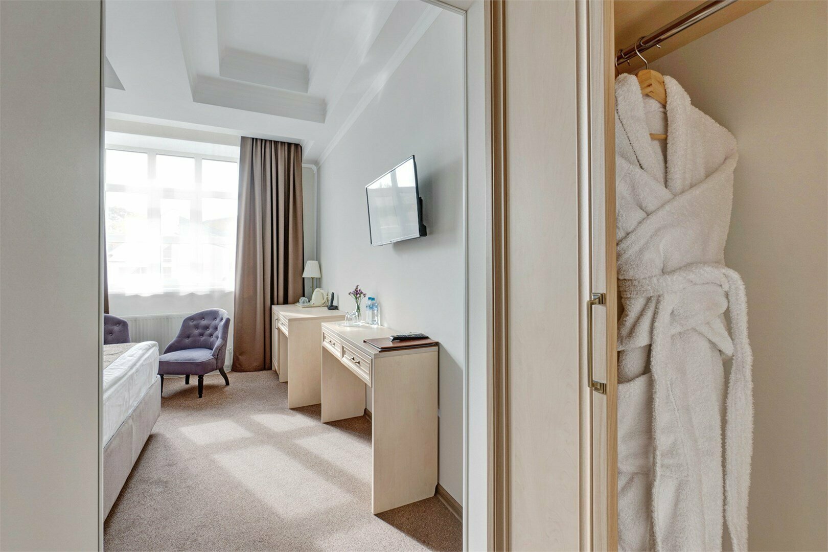 Номер первой категории "двухместный стандарт с большой кроватью"