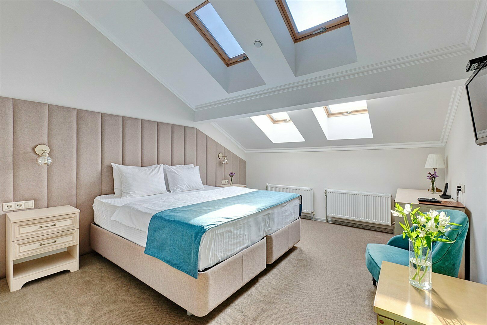 Номер первой категории "двухместный стандарт с большой кроватью" в мансарде