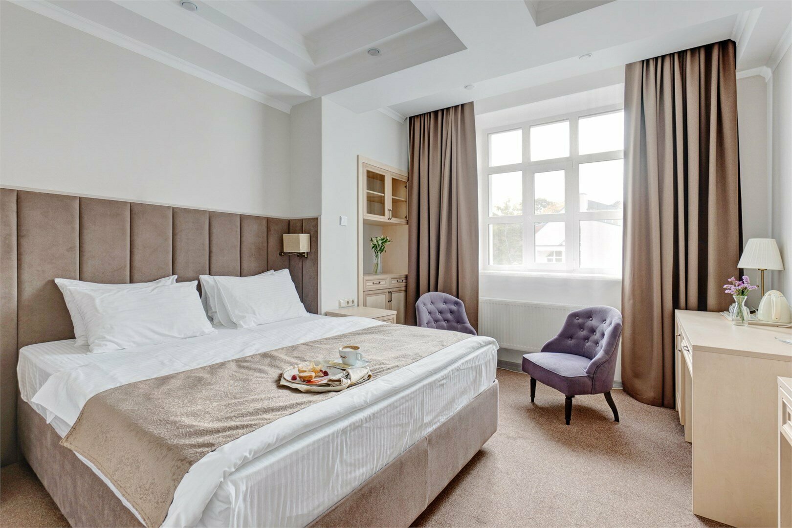 Номер первой категории "двухместный стандарт с большой кроватью"