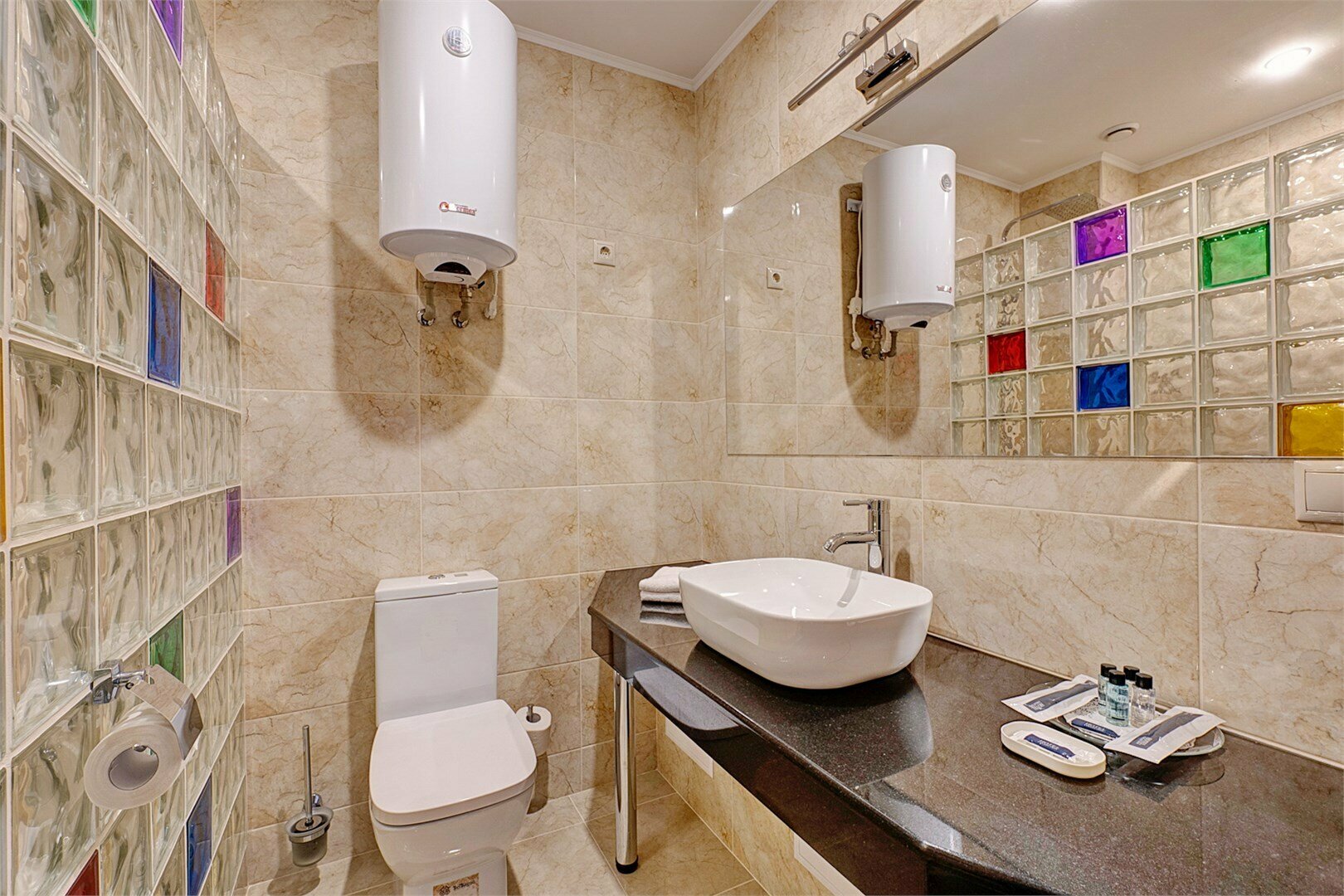 Номер первой категории "двухместный стандарт с большой кроватью"