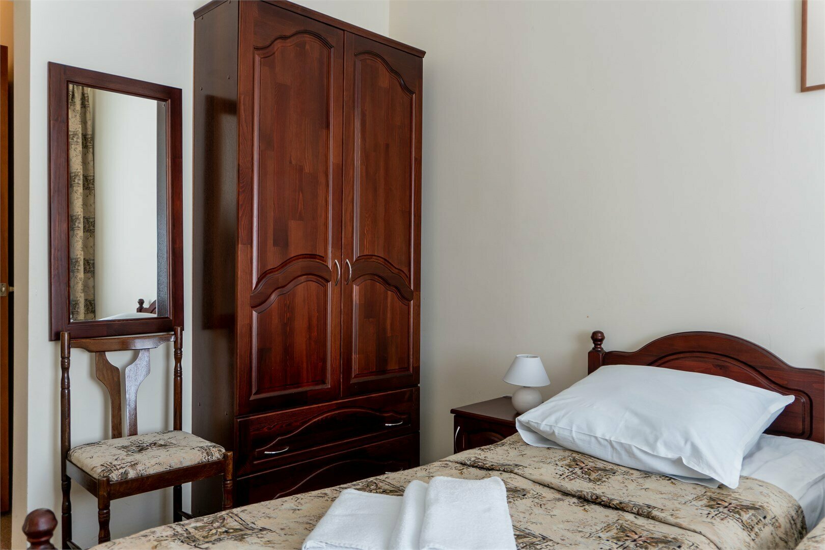 Стандартный двухместный номер с 2 отдельными кроватями и общей ванной комнатой