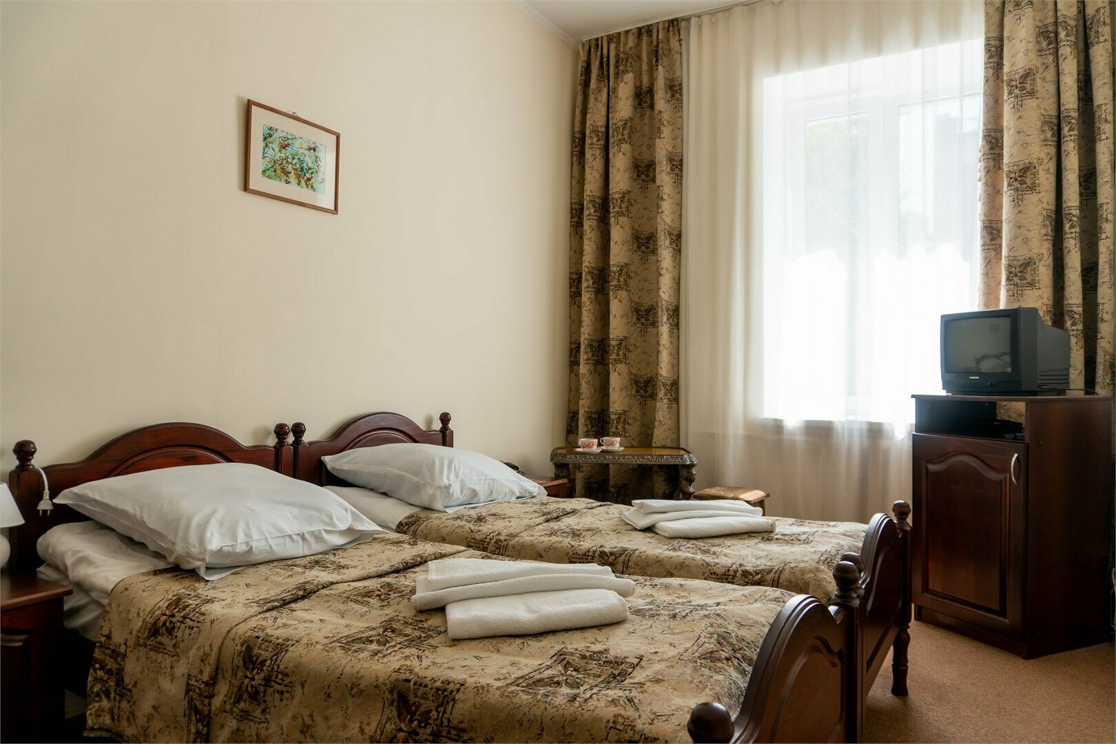 Стандартный двухместный номер с 2 отдельными кроватями и общей ванной комнатой