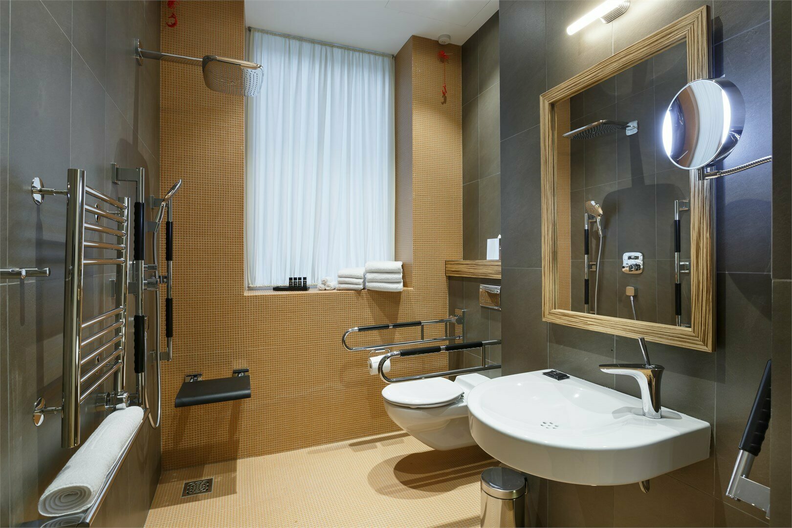 Стандарт с 1 кроватью Queen-size для гостей с ограниченной мобильностью вид в Атриум