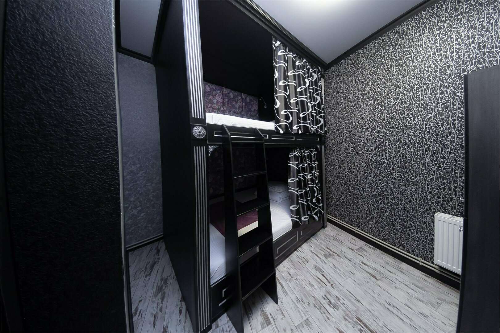 Место на двухъярусной кровати в общем 10-местном номере №4 для женщин