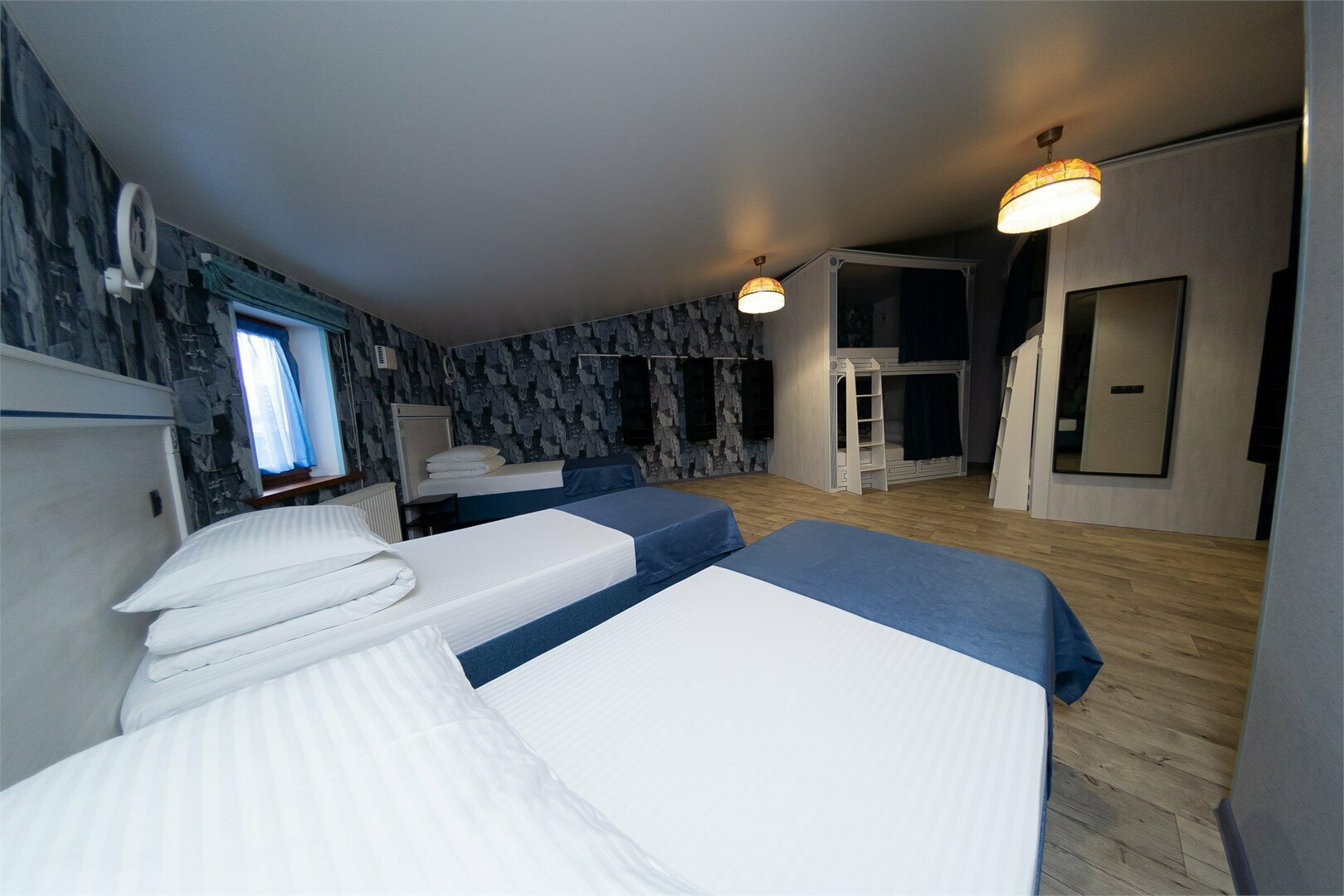 Односпальные и двухъярусные кровати в 8-местном номере №9 для мужчин