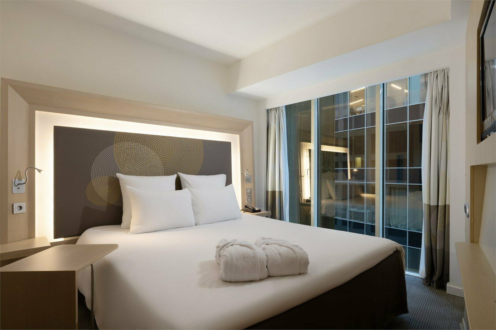 Представительский номер с 1 двуспальной кроватью и раскладным диваном,вид в атриум