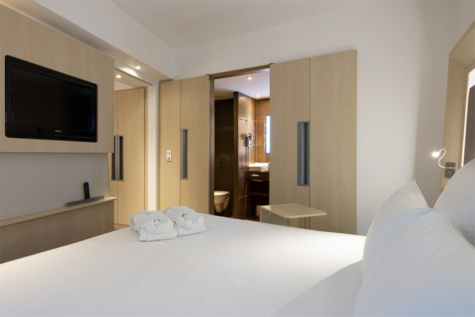 Представительский номер с 1 двуспальной кроватью и раскладным диваном,вид в атриум