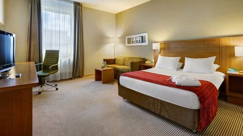 Улучшенный номер с  двуспальной кроватью и диваном