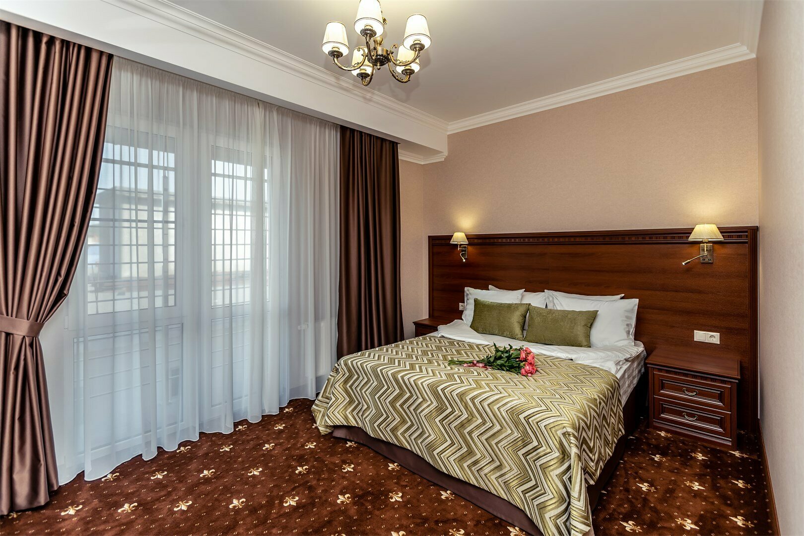 Стандарт с большой кроватью и французским балконом (вид на соседнее здание)