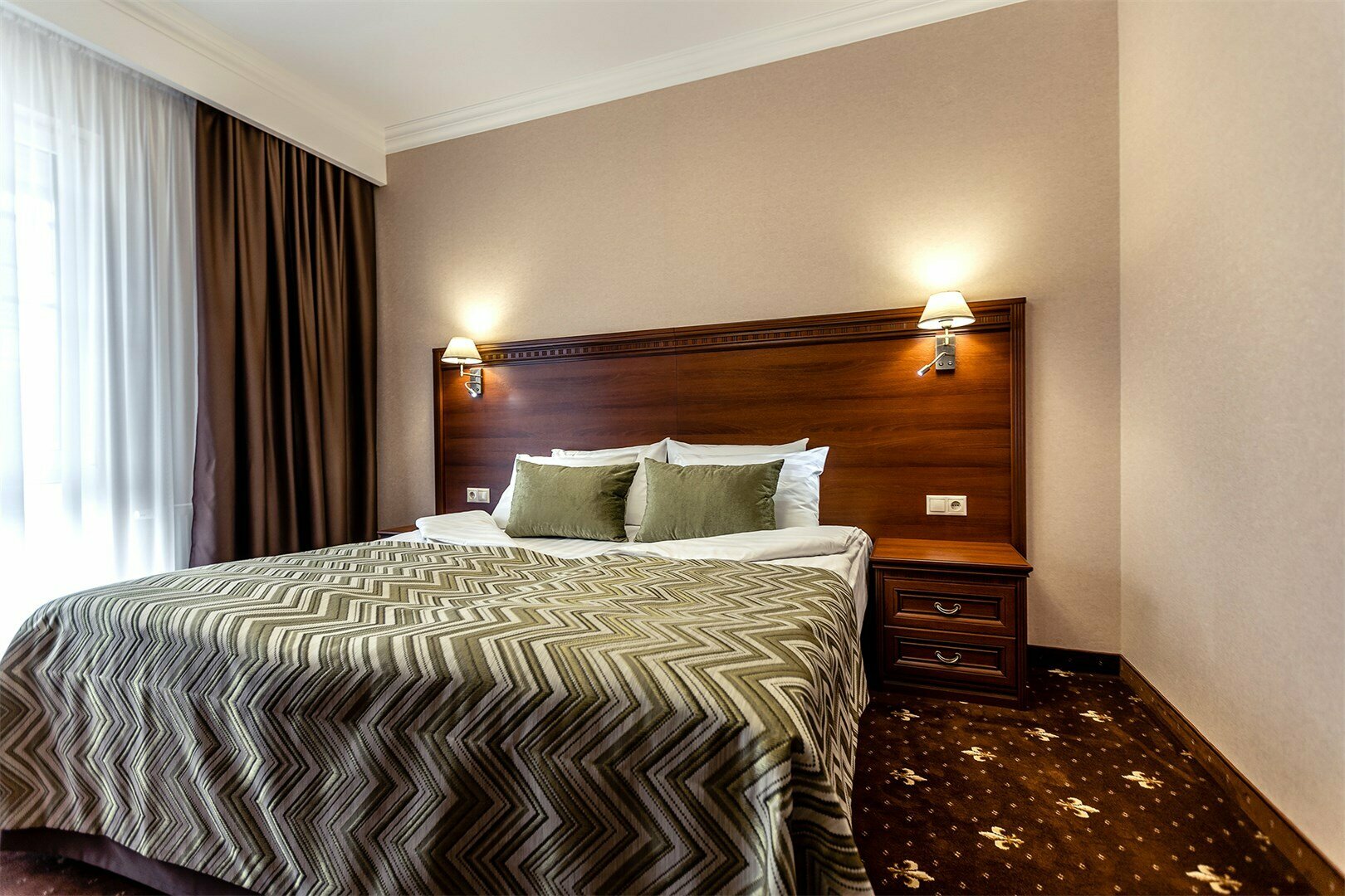 Стандарт с большой кроватью и французским балконом (вид на соседнее здание)