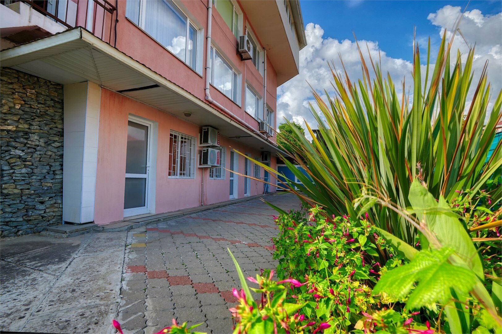 Семейный номер на нижней террасе