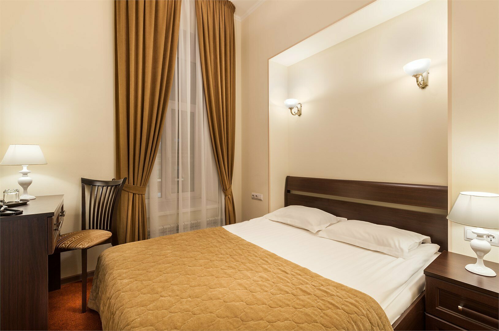 НЕБОЛЬШОЙ СТАНДАРТ с двуспальной кроватью, видом на Невский проспект/тихий дворик/уютными мансардными окнами