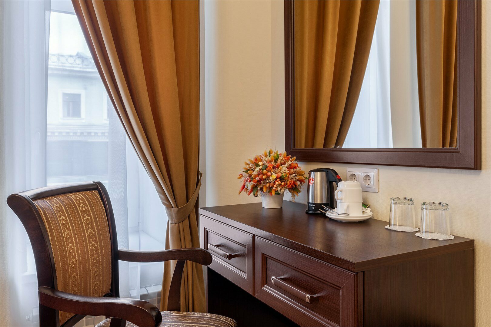 ПАНОРАМНЫЙ КОМФОРТ с кроватью King-size, гидромассажной ванной и видом на Невский проспект