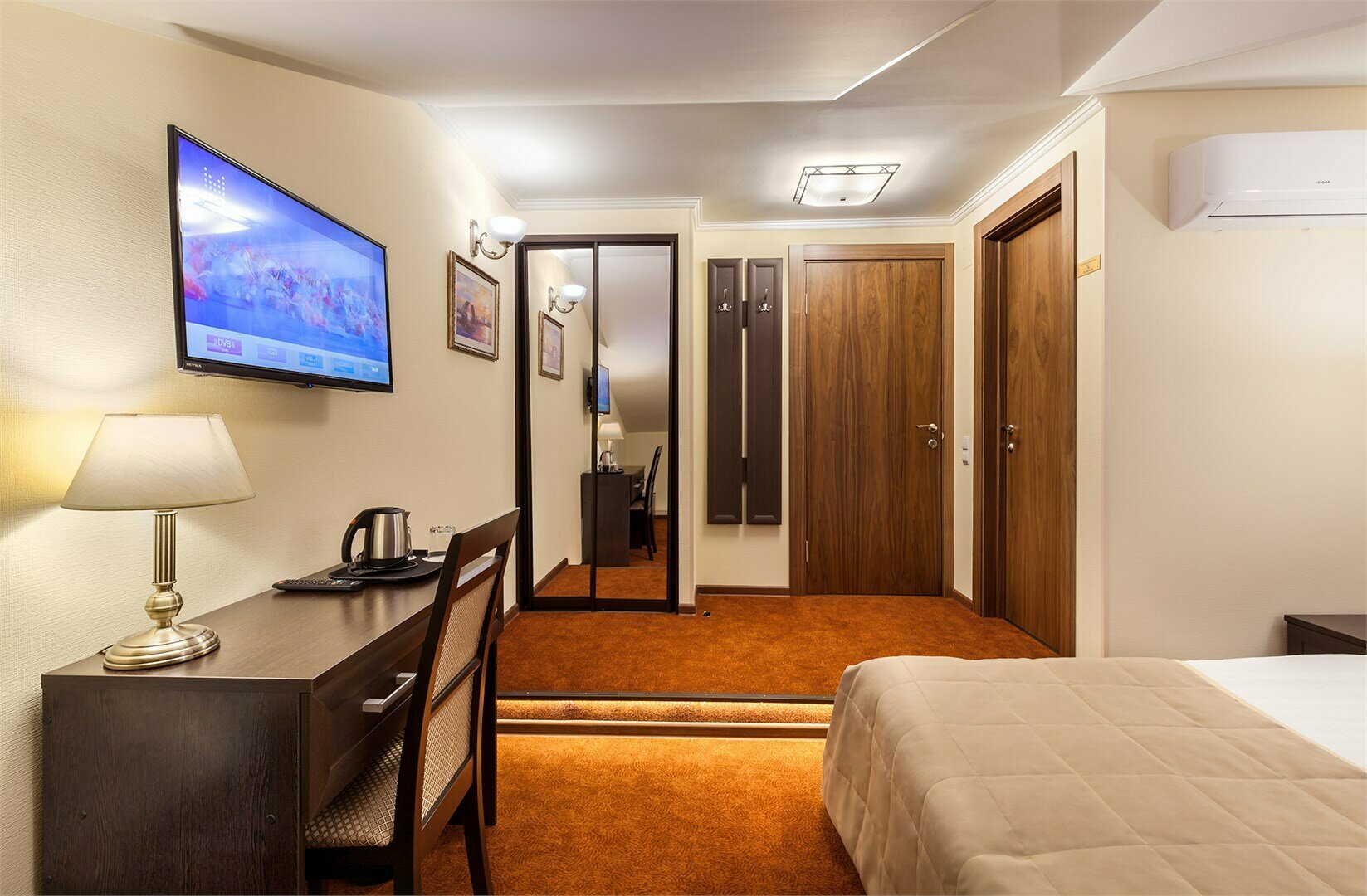 НЕБОЛЬШОЙ СТАНДАРТ с двуспальной кроватью, видом на Невский проспект/тихий дворик/уютными мансардными окнами