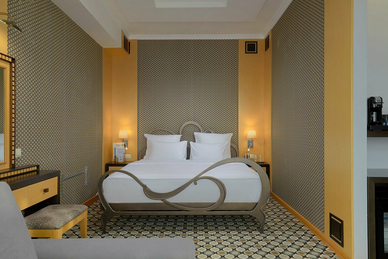 Джуниор Сюит с большой кроватью и диваном