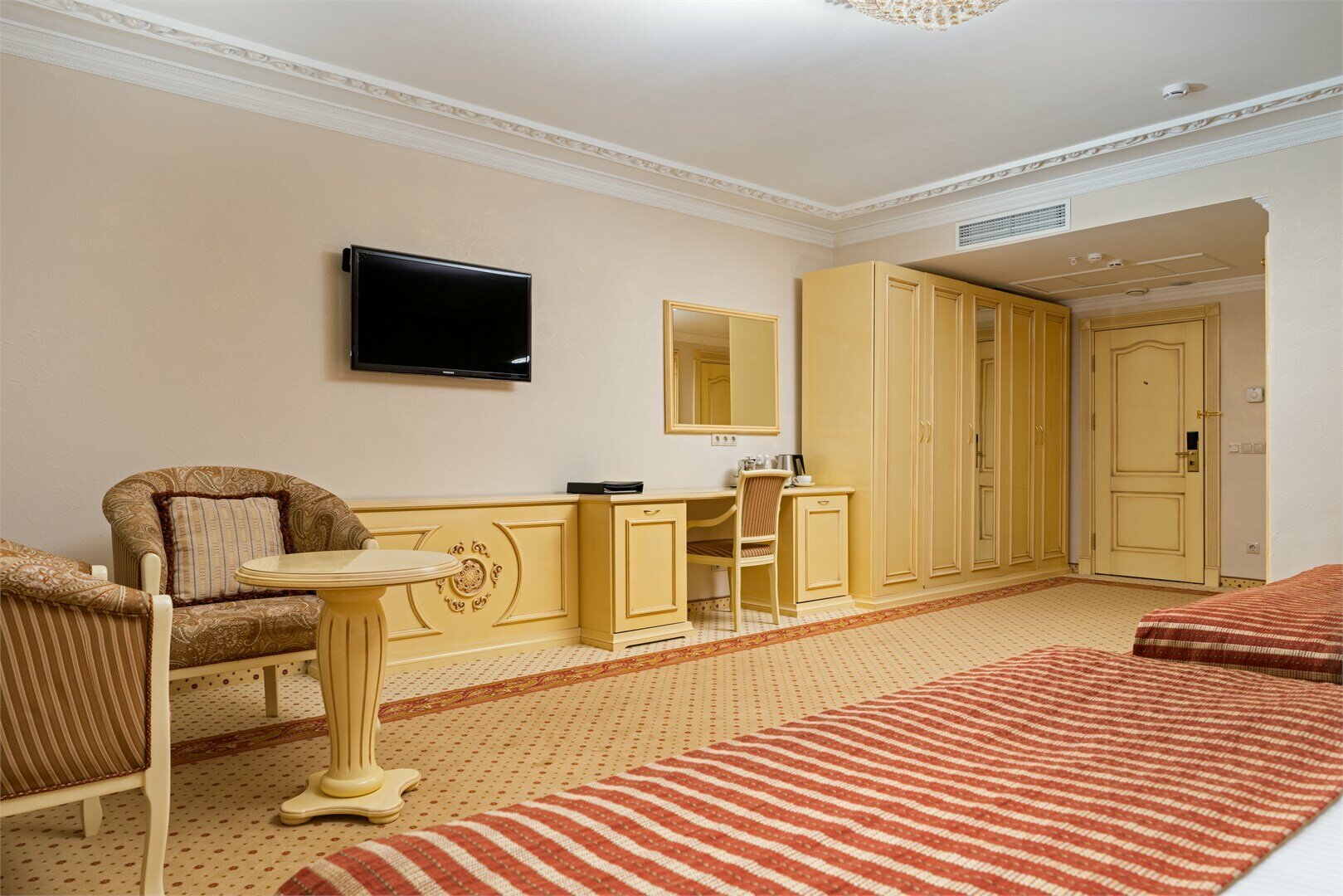 Номер первой категории СУПЕРИОР ТВИН (вид на стену)