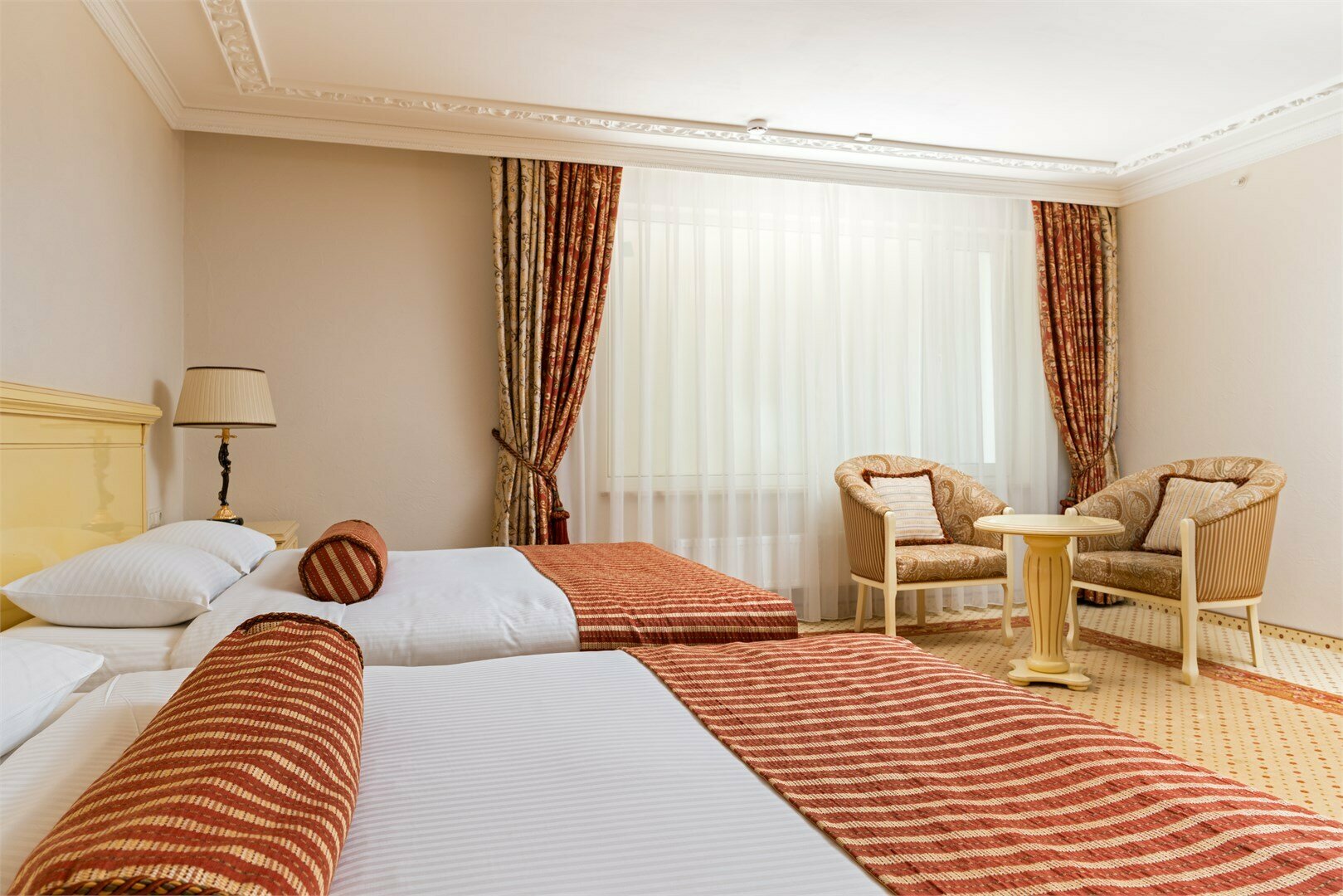 Номер первой категории СУПЕРИОР ТВИН (вид на стену)