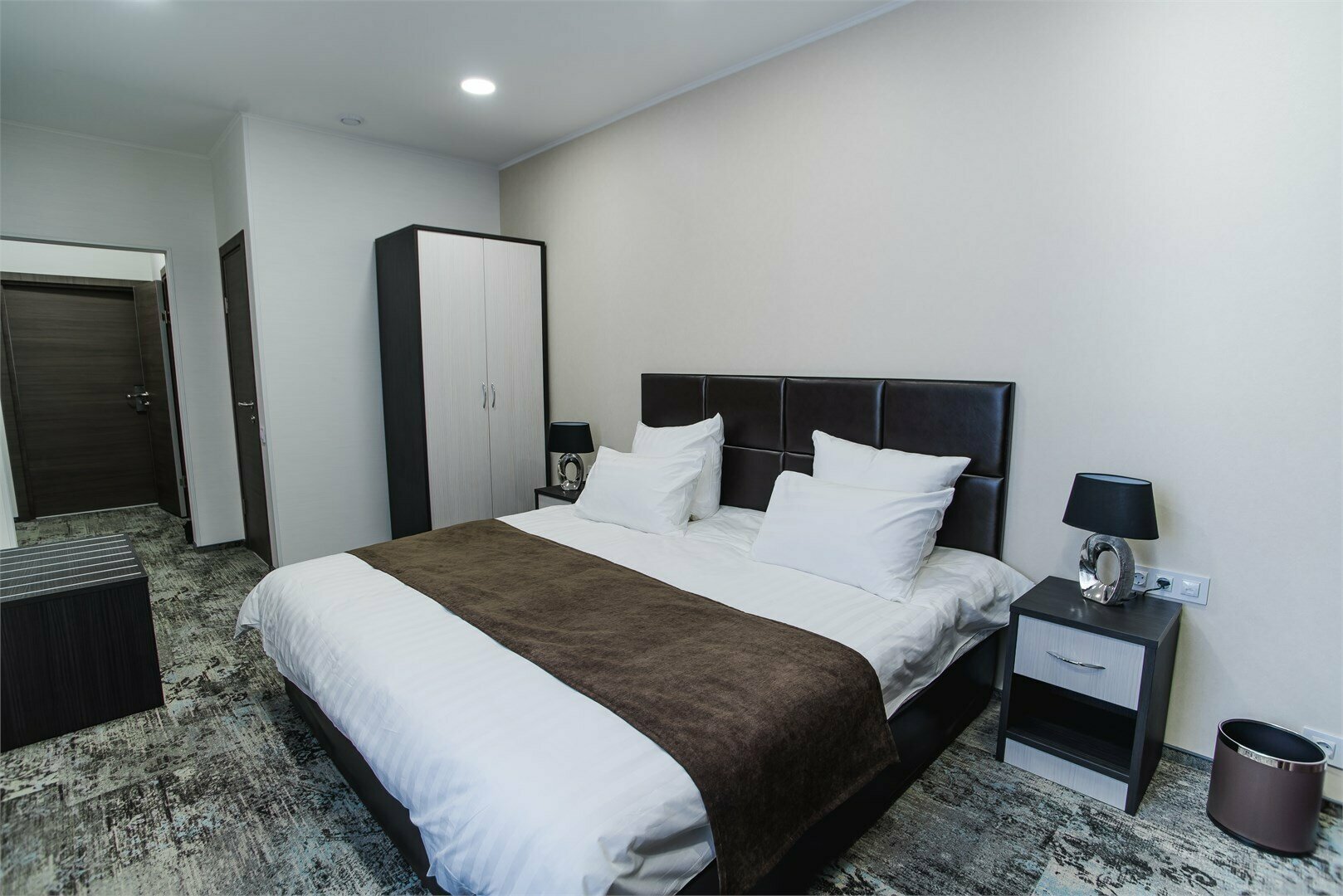 DOUBLE + Стандарт двухместный с 1 очень большой кроватью