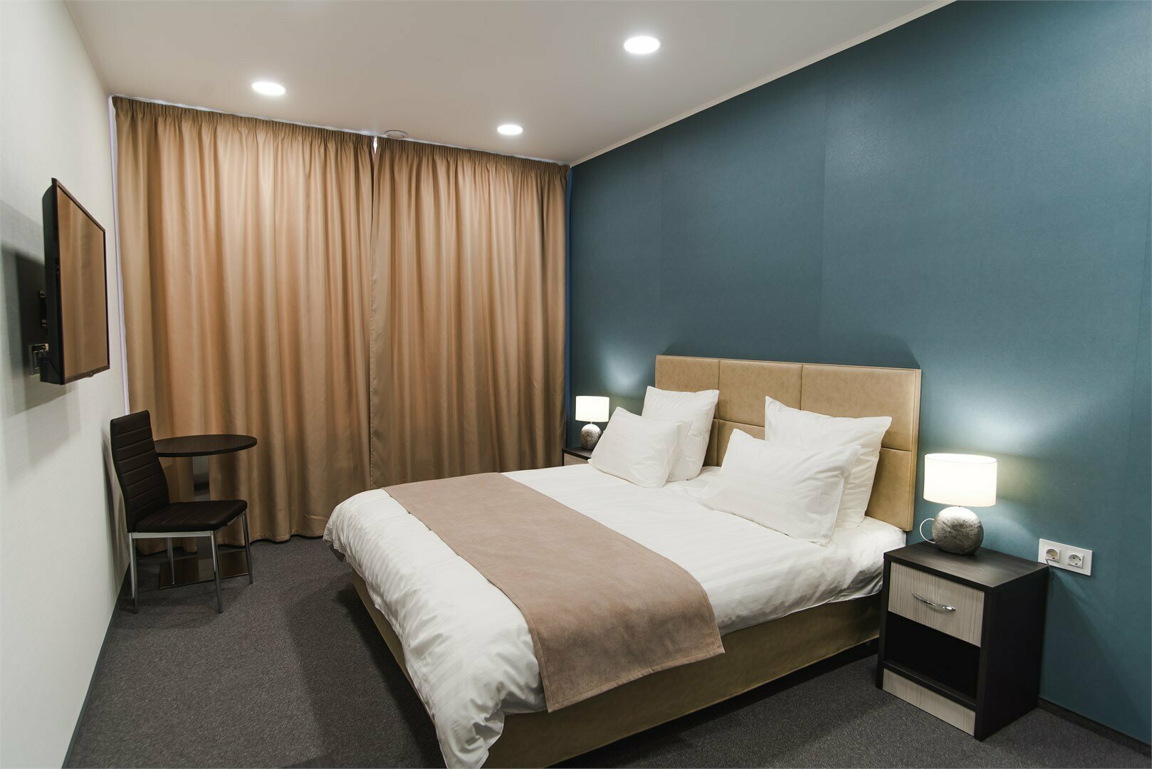 DOUBLE Стандартный двухместный номер с 1 двуспальной кроватью