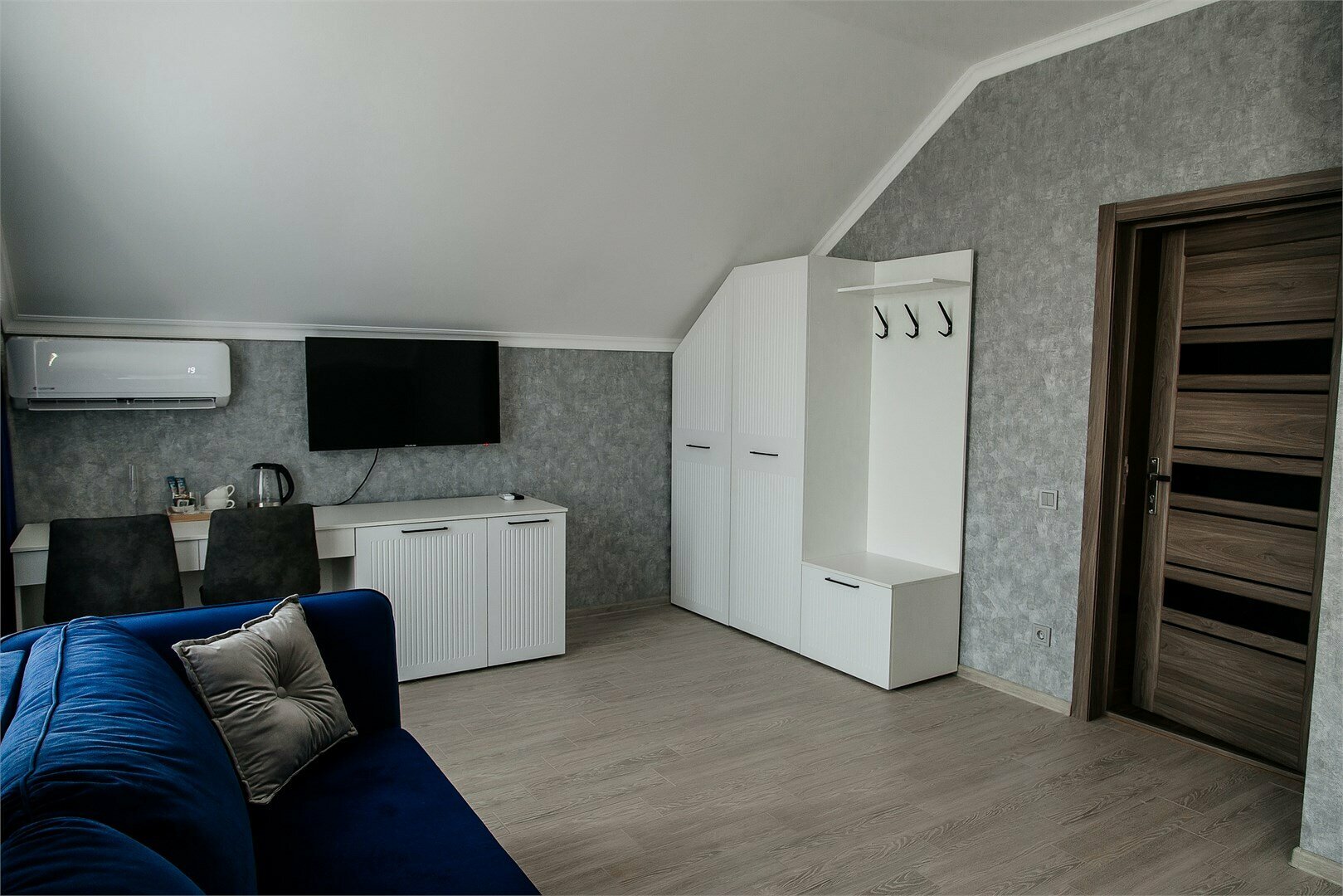 Люкс  с видом на озеро и балконом