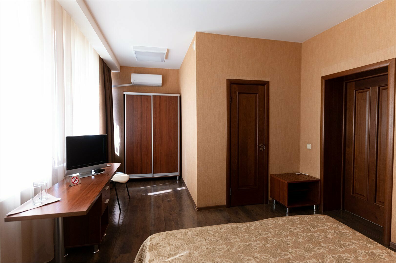 Стандартный двухместный номер с двуспальной кроватью