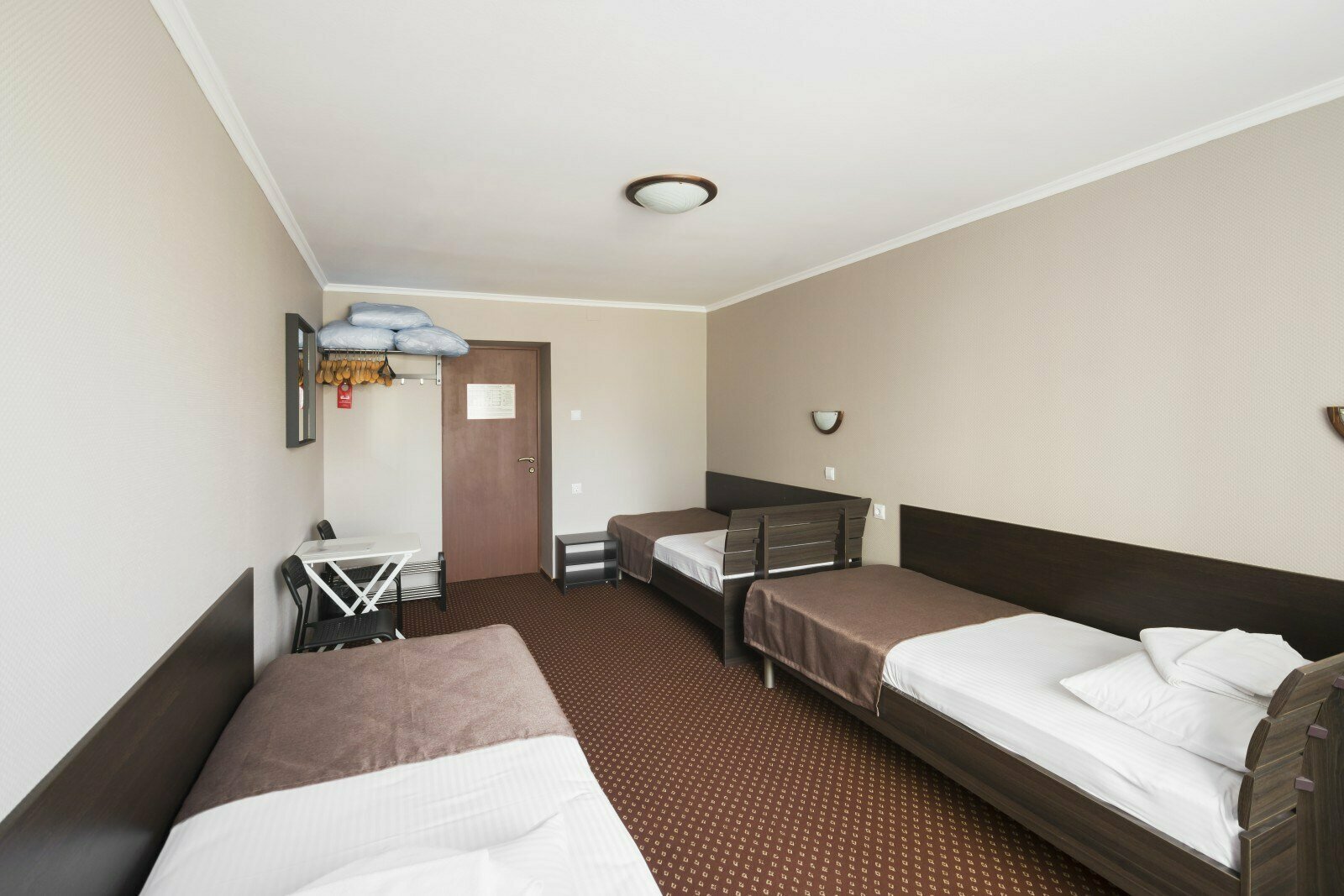 Трехместный номер без балкона и общими удобствами на этаже