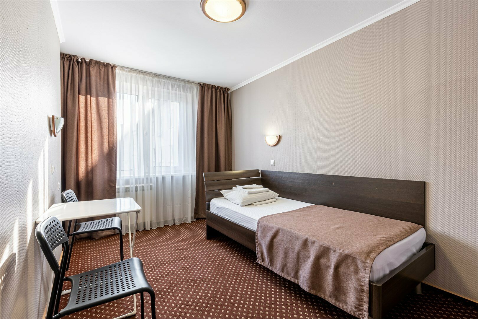 Одноместный номер с балконом и общими удобствами на этаже