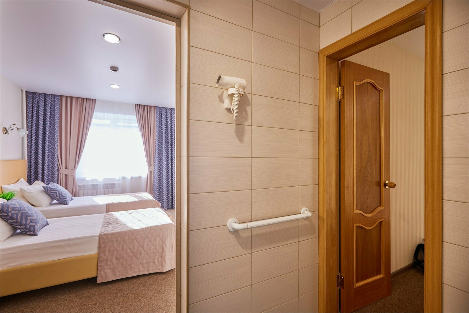 Двухкомнатный, двухместный номер для гостей с ограниченными физическими возможностями