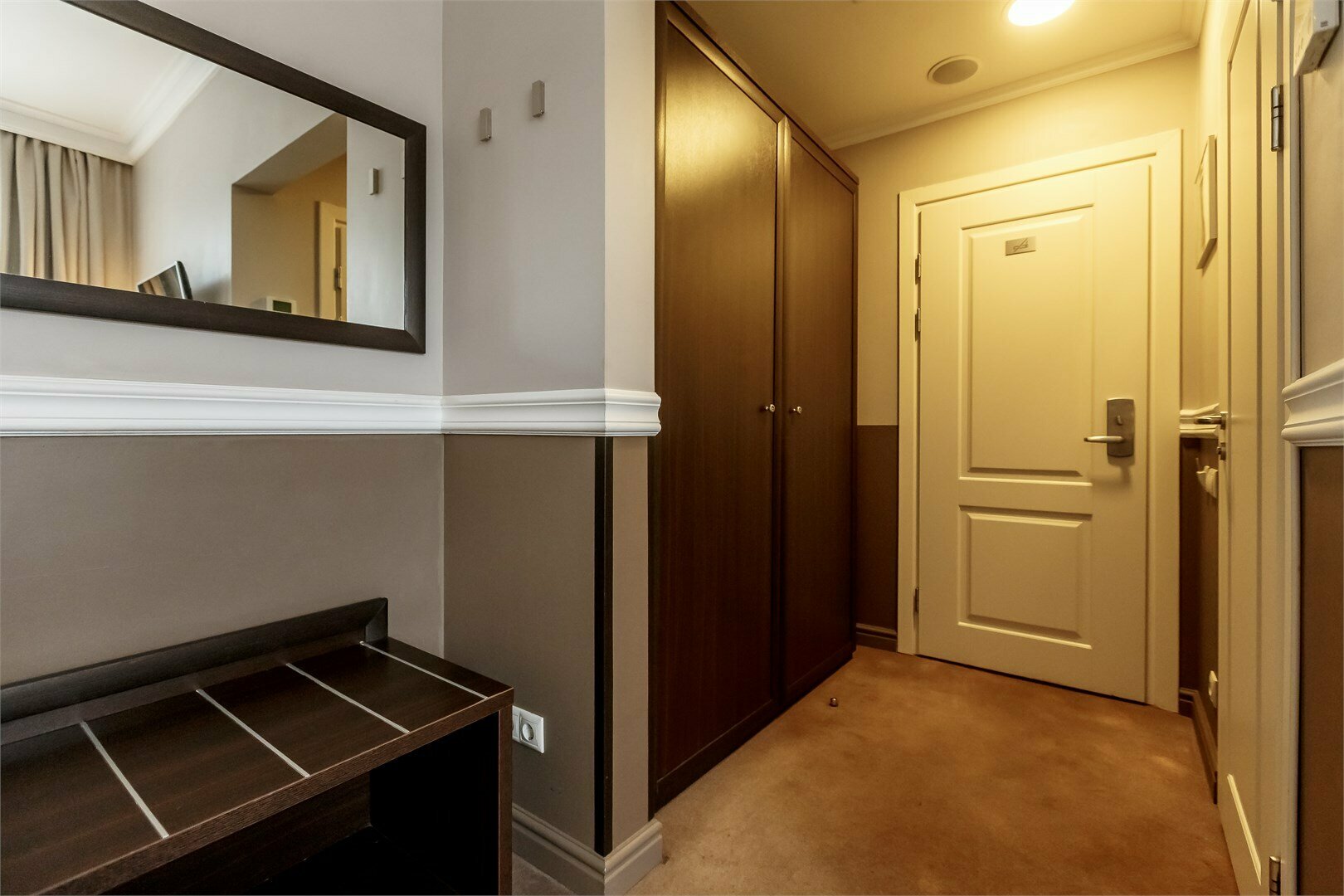 Стандартный двухместный номер с 2 отдельными кроватями и общей ванной комнатой