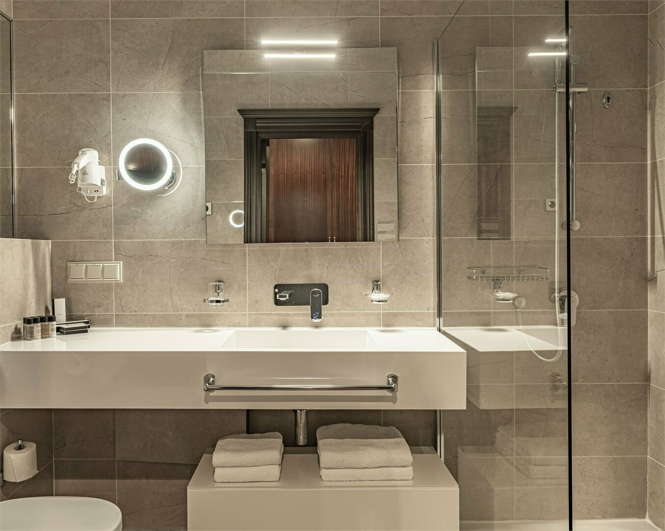 Улучшенный с террасой и видом на озеро в здании гостиницы "Эдельвейс"