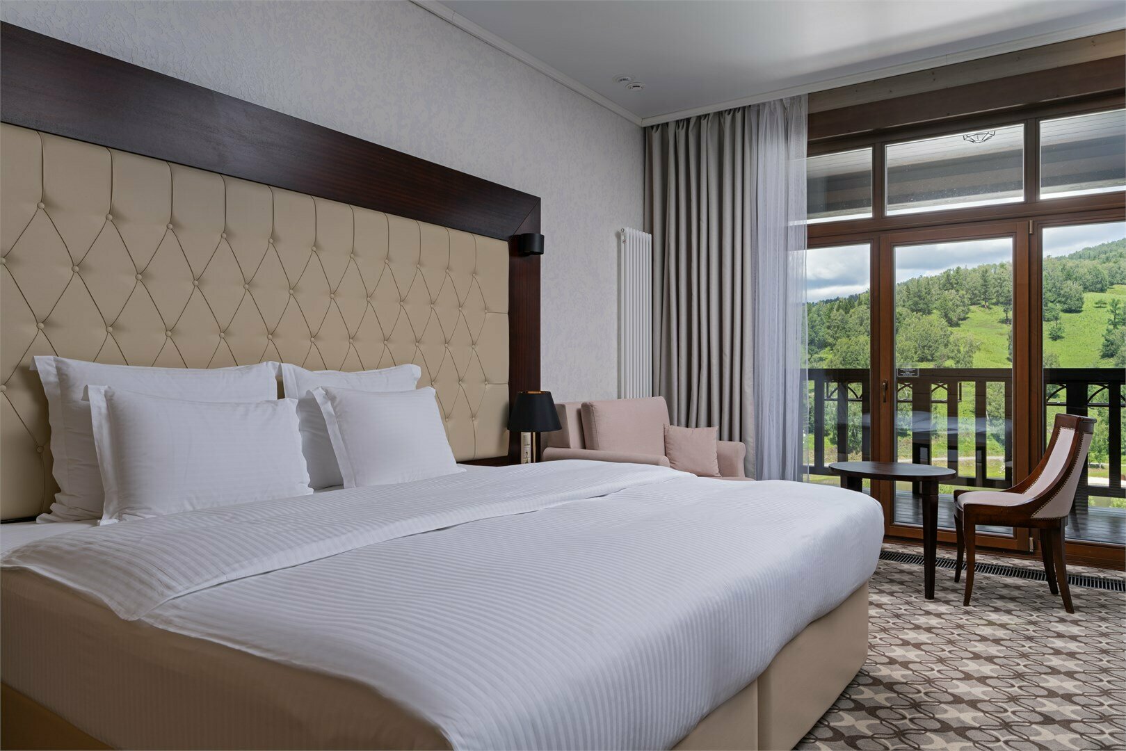 Улучшенный с террасой и видом на озеро в здании гостиницы "Эдельвейс"