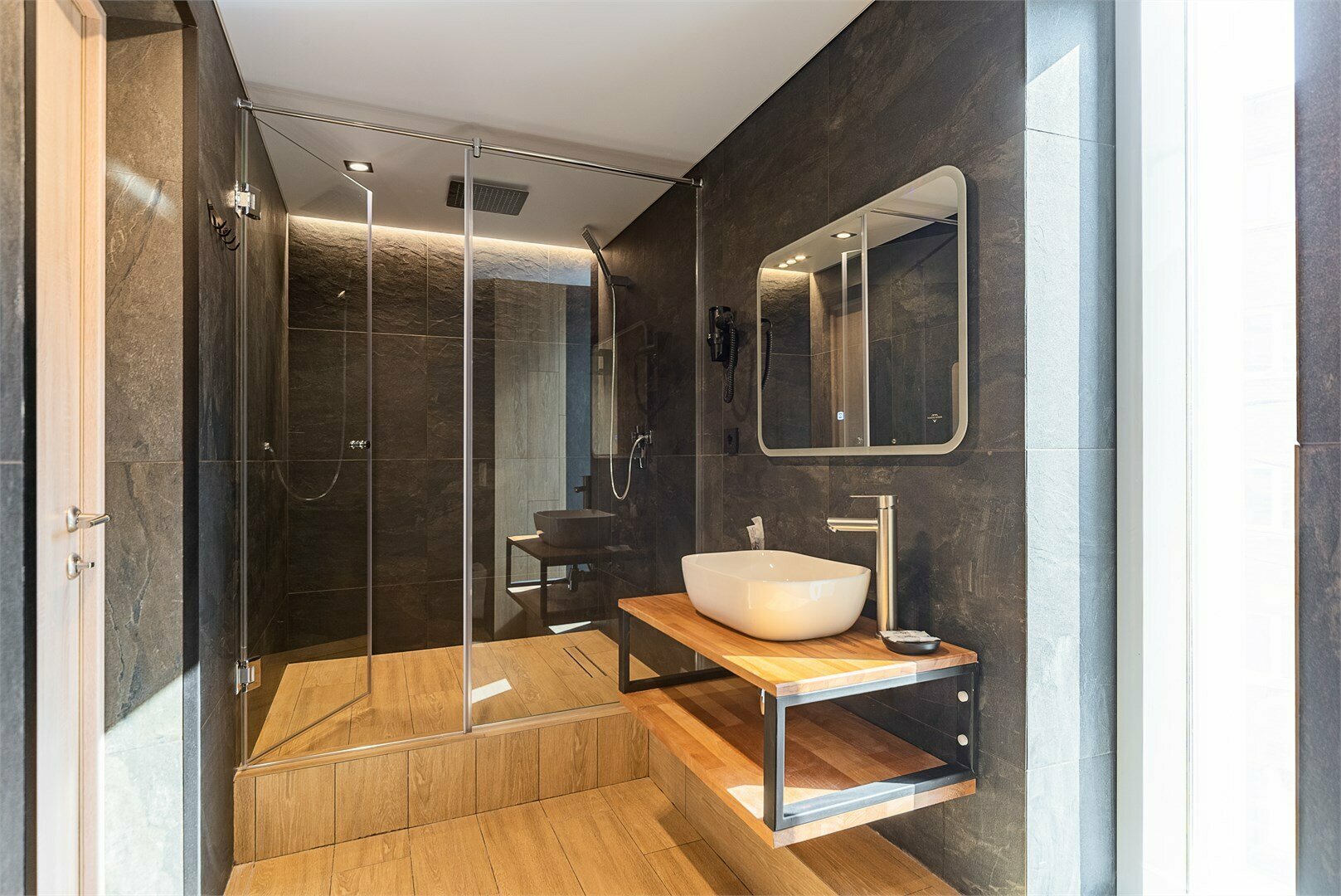 Джуниор Сюит