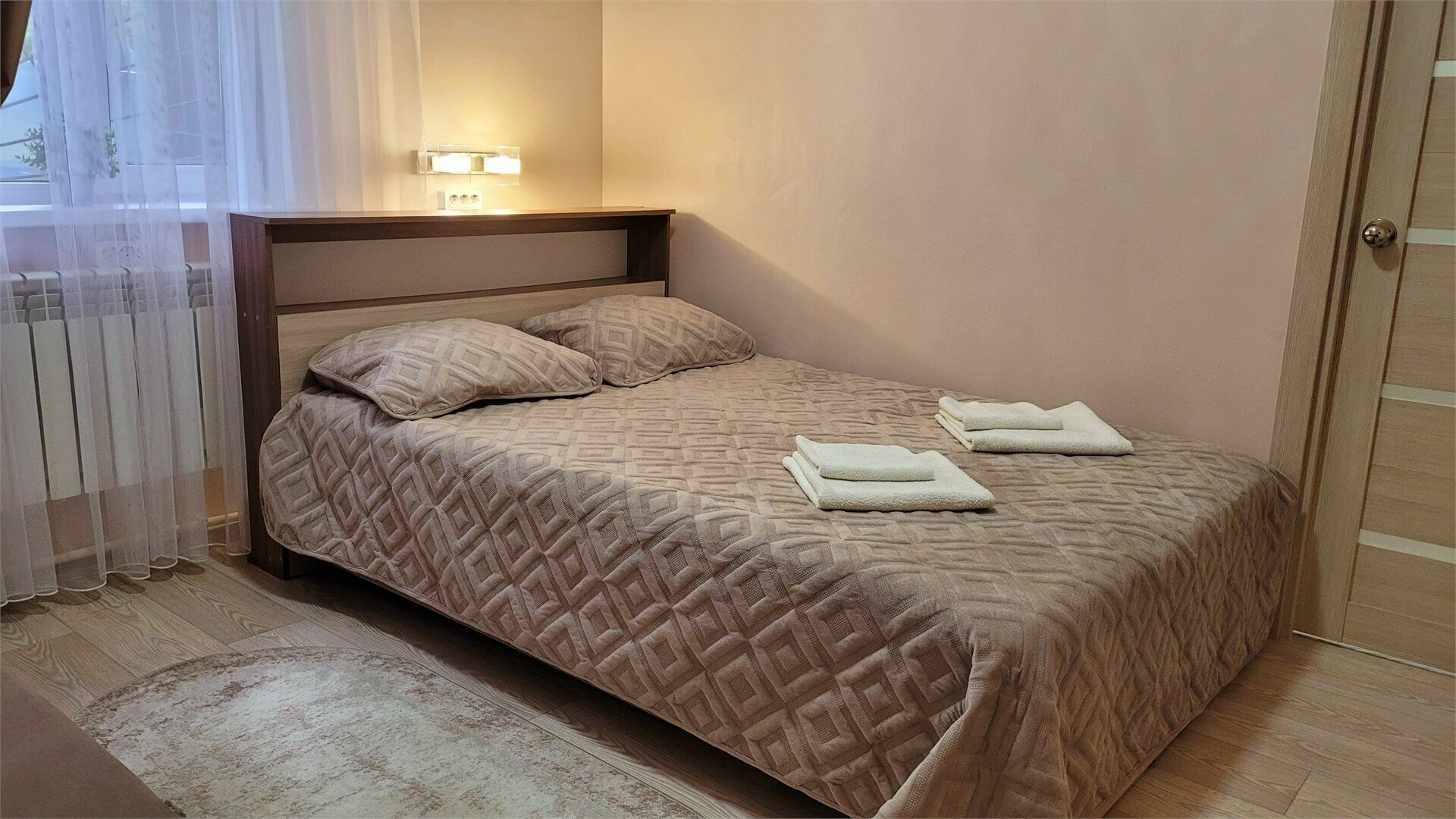 Стандартный двухместный номер с двуспальной кроватью и диваном