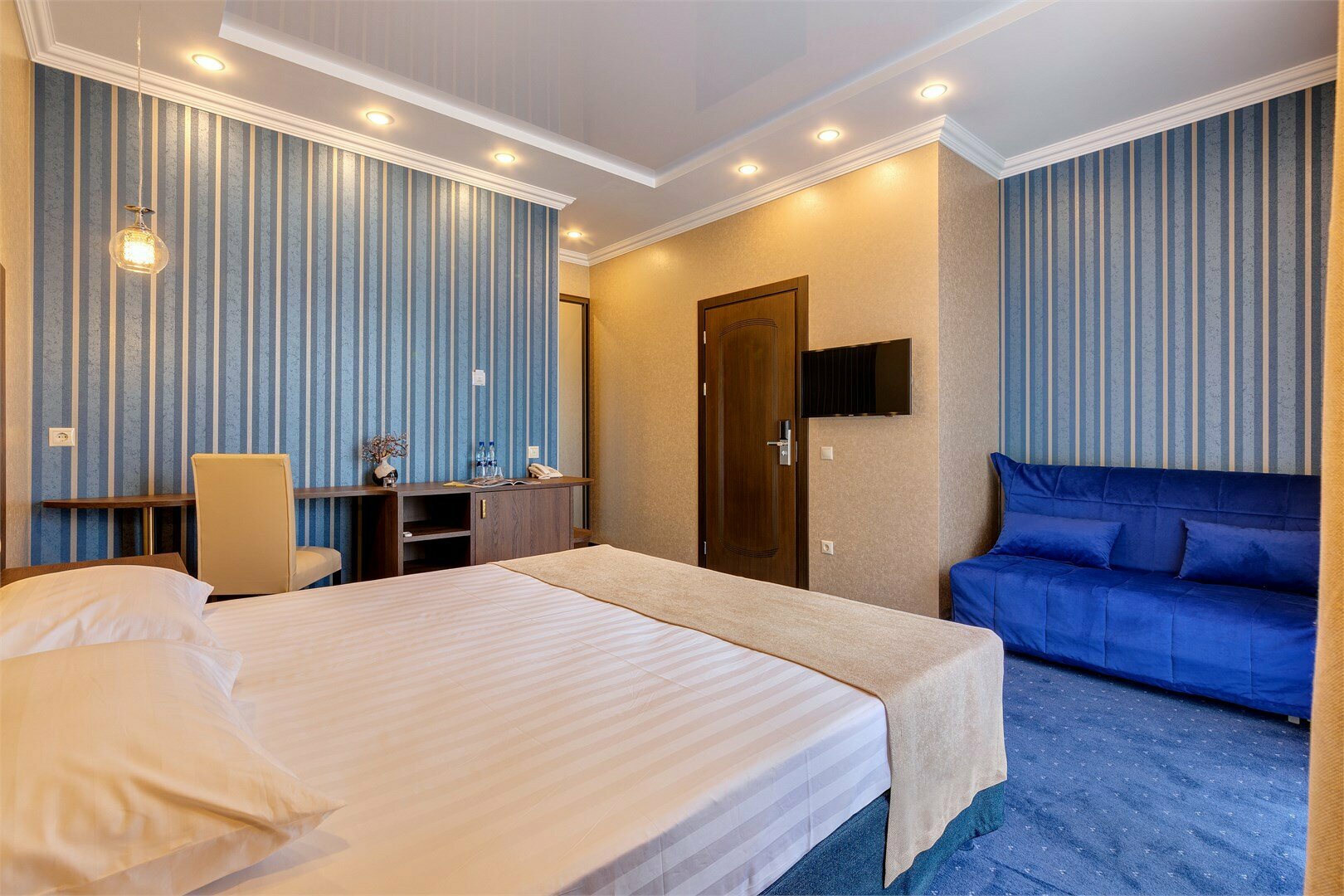 Стандарт с балконом и диваном