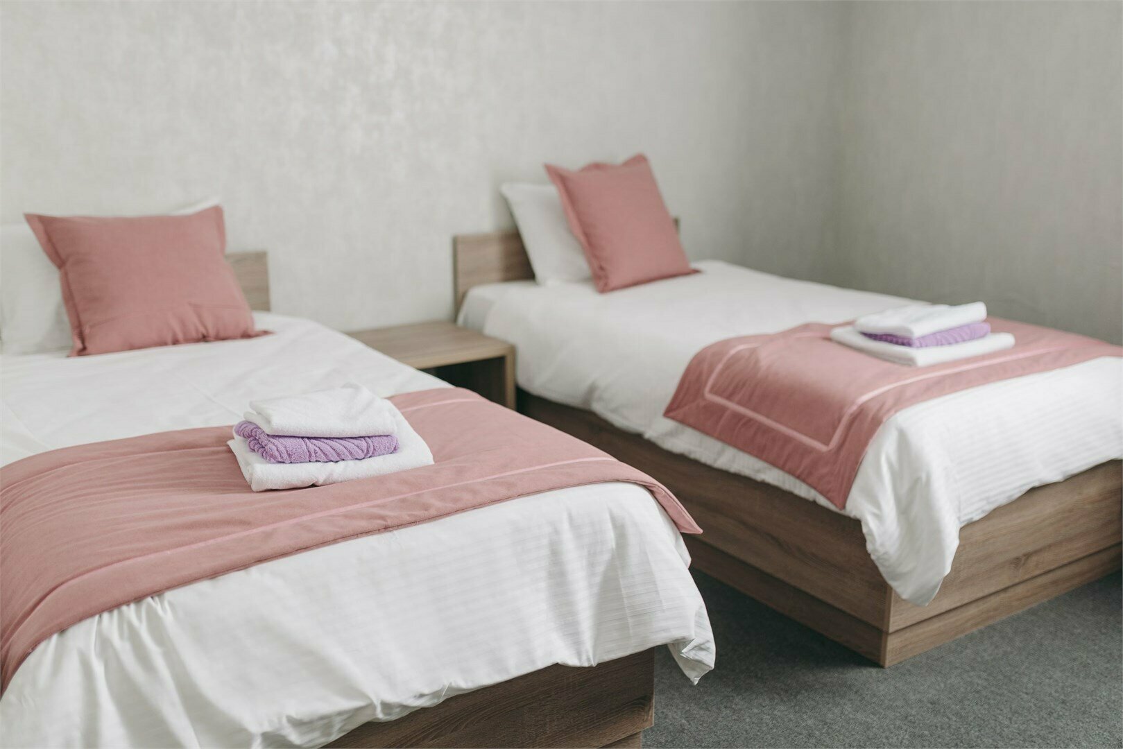 Стандартный двухместный номер с 2 отдельными кроватями и общей ванной комнатой