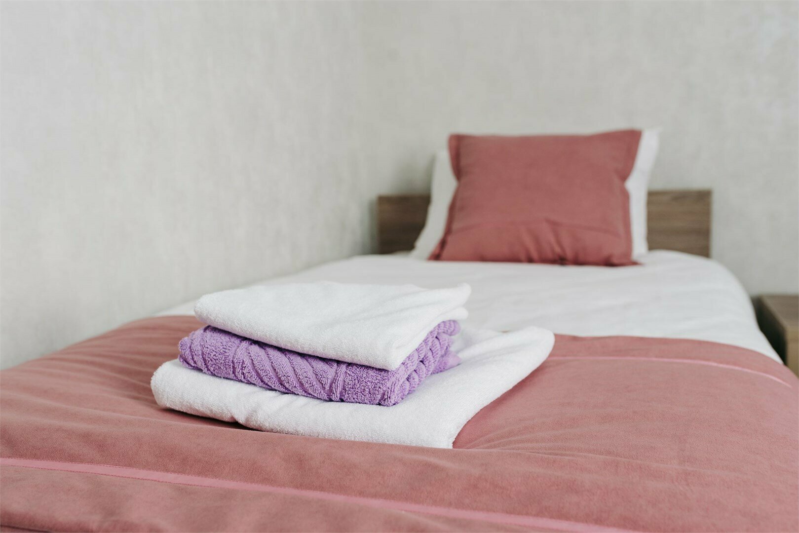 Стандартный двухместный номер с 2 отдельными кроватями и общей ванной комнатой