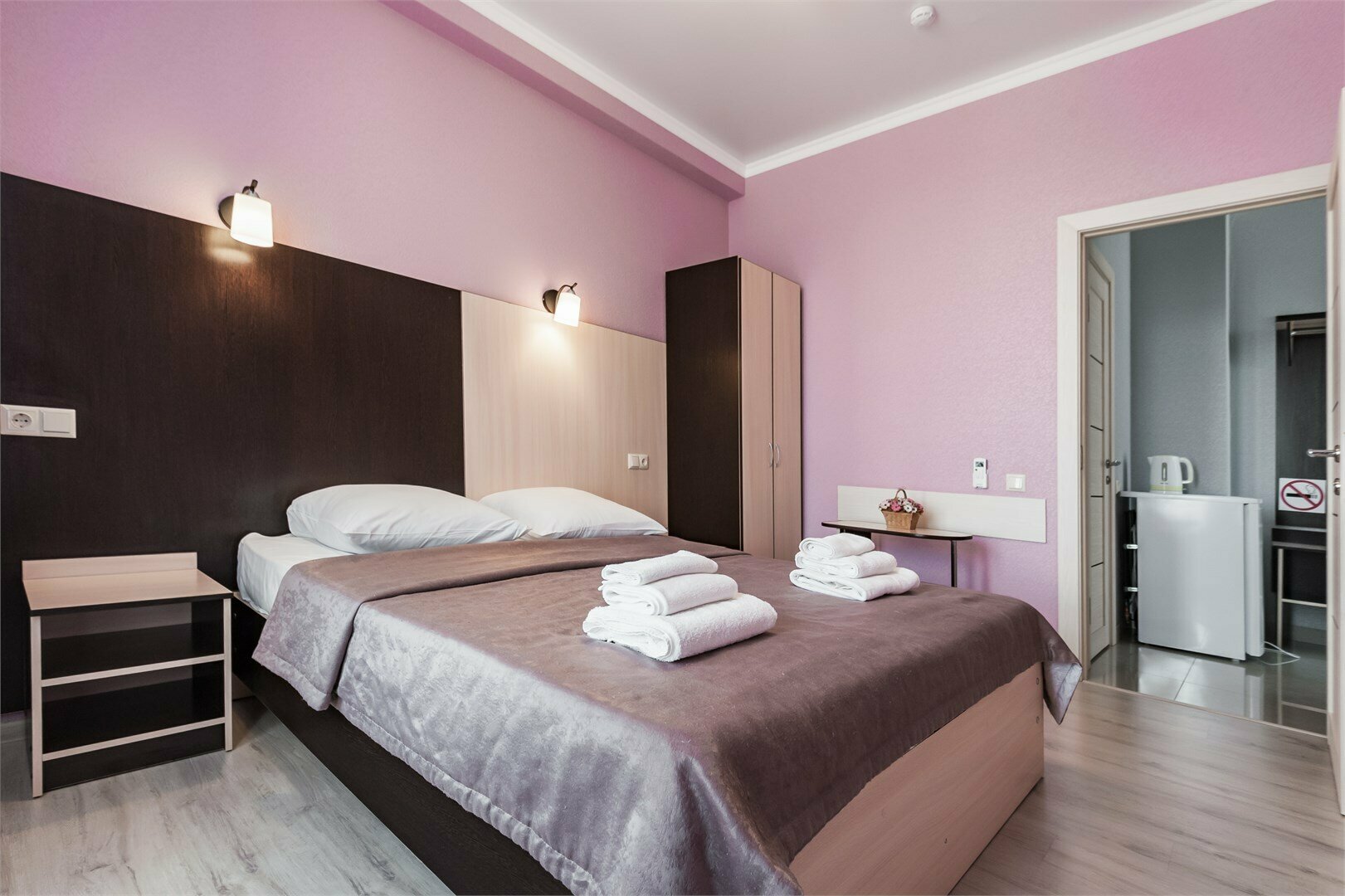 Стандарт в блоке с одной кроватью (общая ванная комната на два номера)