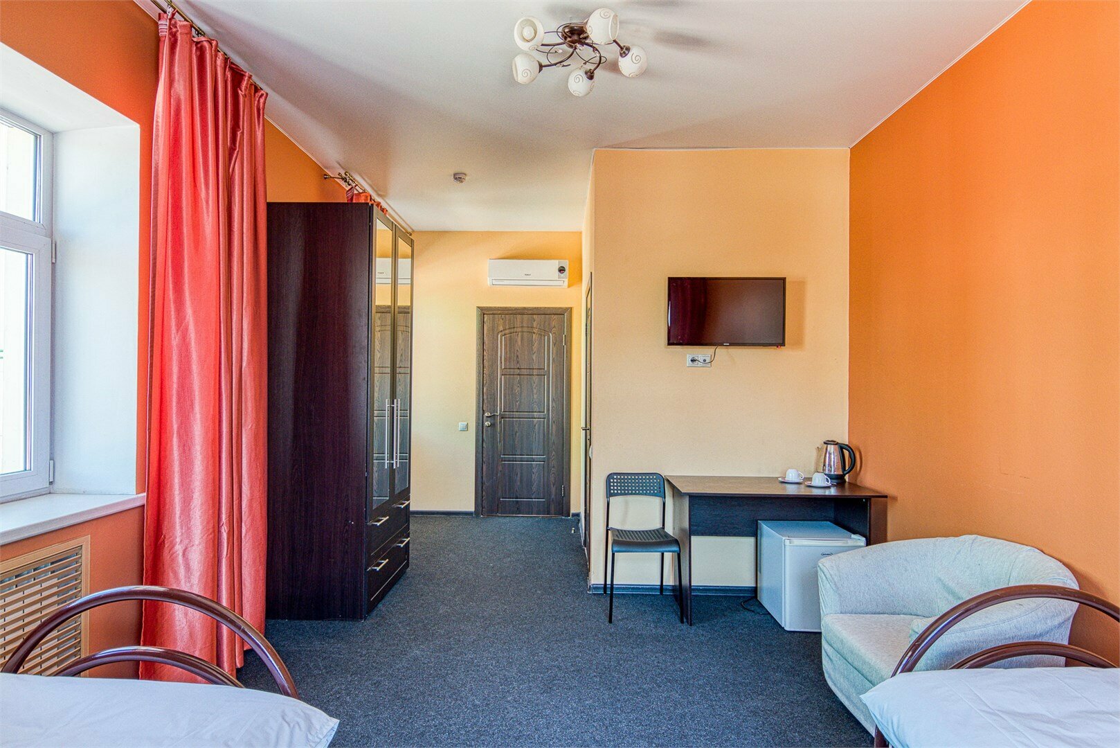 Стандартный номер с 2 односпальными кроватями и диваном