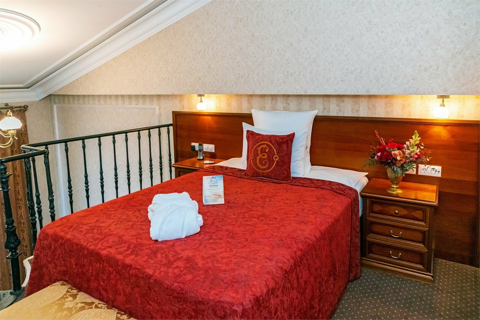 Стандарт (двухэтажный) с видом на ул. Миллионную