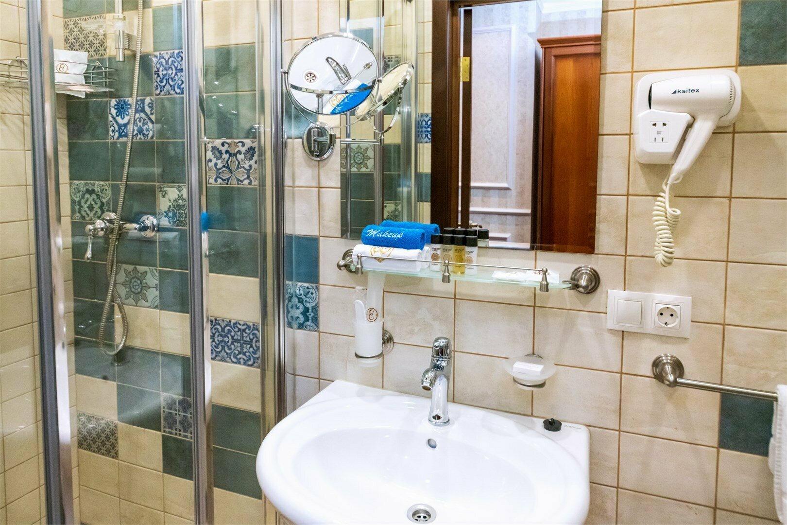 Стандарт (двухэтажный) с видом на ул. Миллионную