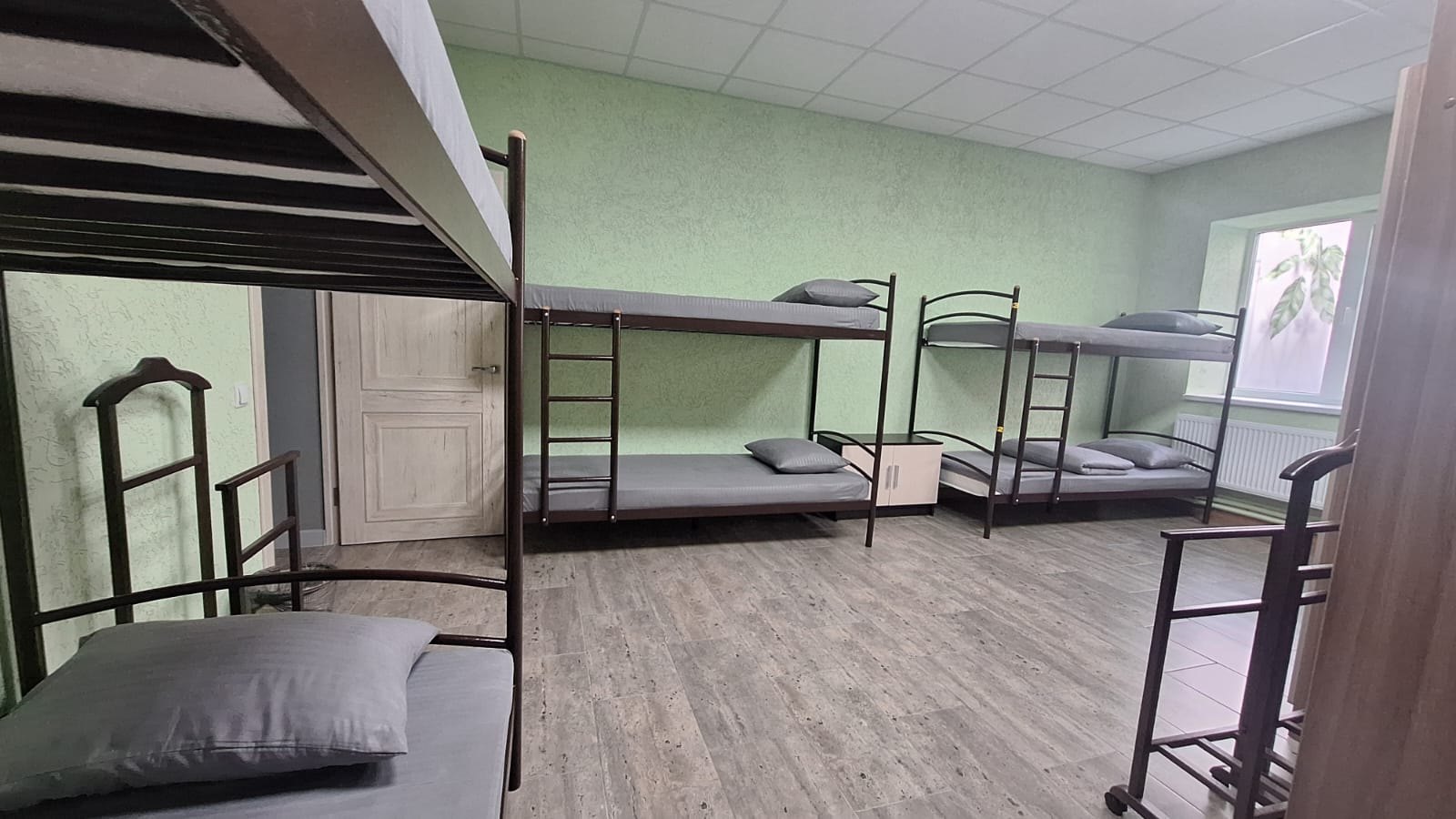 Спальное место на двухъярусной кровати в общем номере для мужчин и женщин