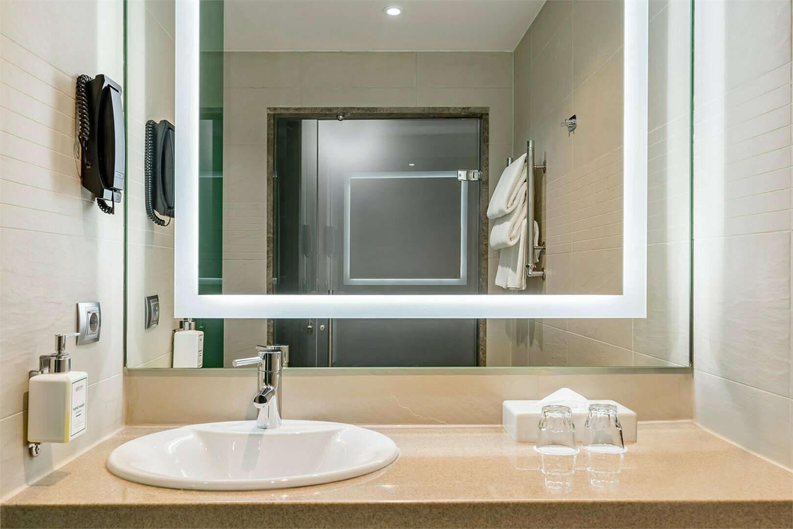 Полулюкс с одной большой кроватью