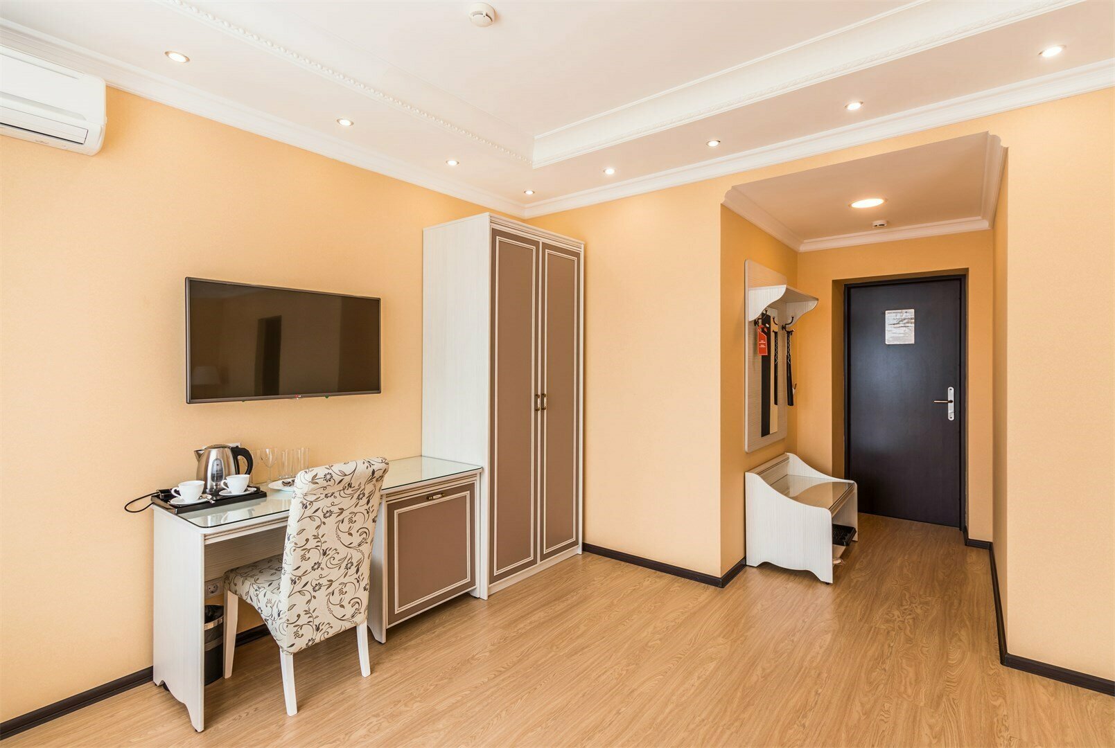 Бизнес с балконом и видом на парк