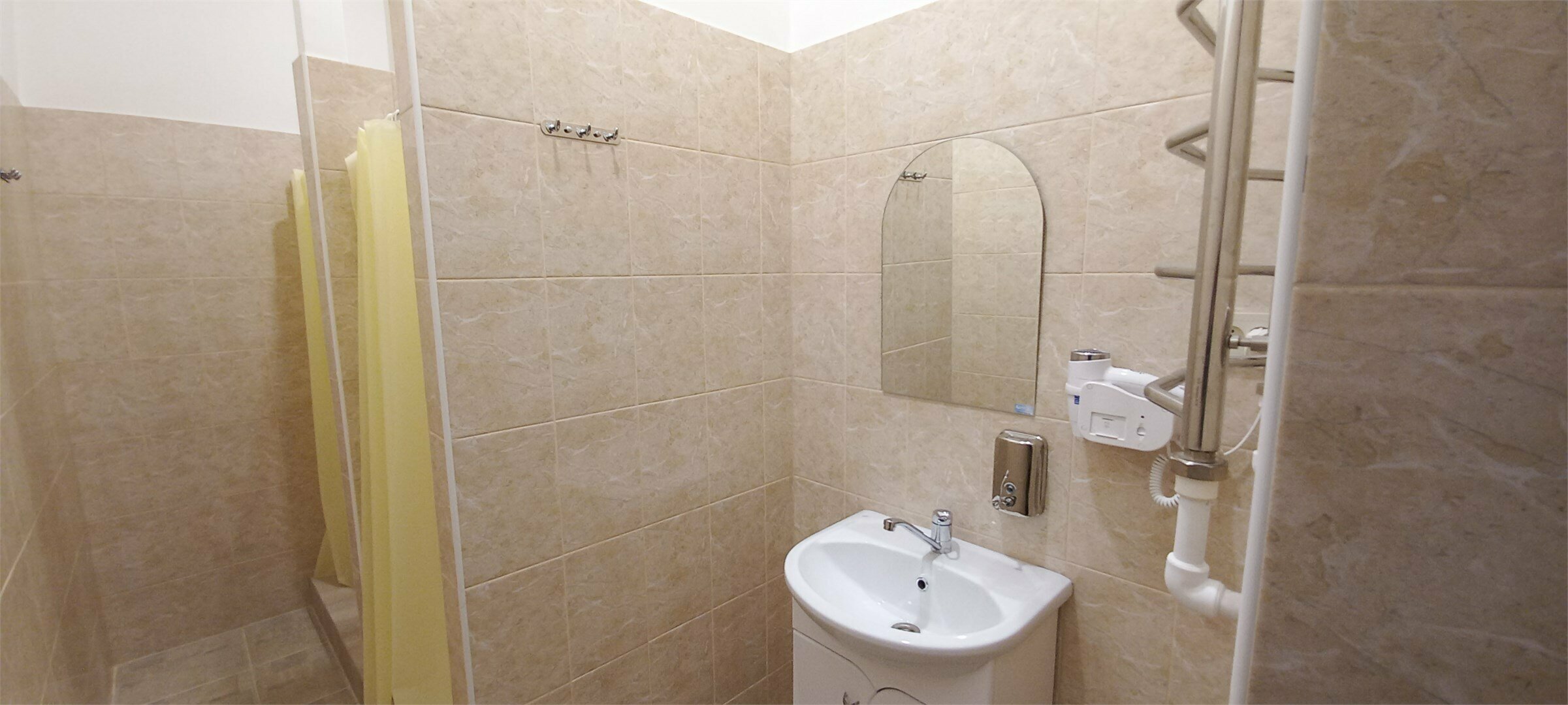 Спальное место на двухъярусной кровати в общем номере для мужчин и женщин