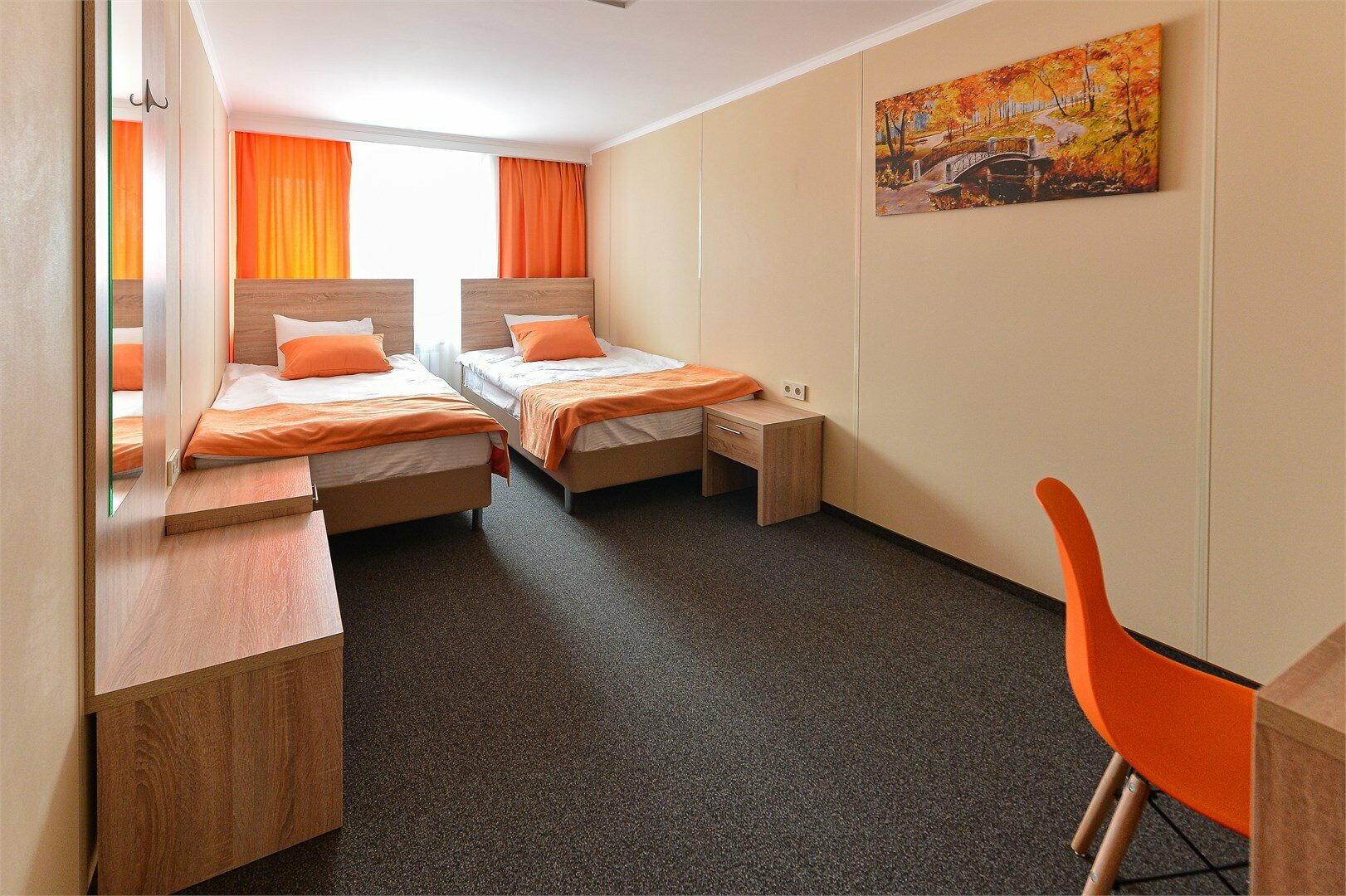 Стандартный двухместный номер с двумя раздельными кроватями и санузлом на два номера