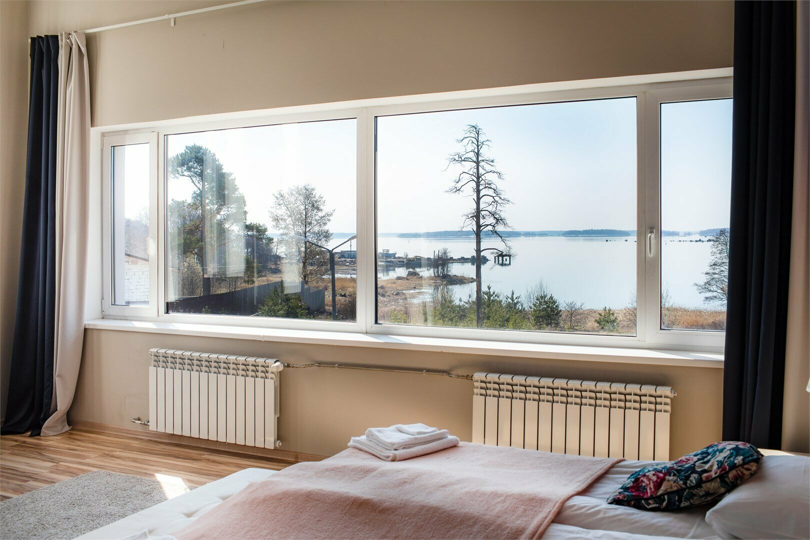 Номер с кроватью размера "king-size" и видом на залив (Исландия)