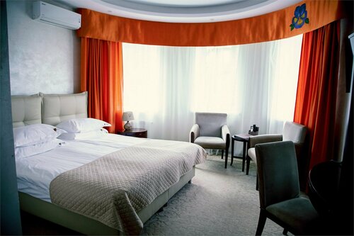 Номер "Семицветик" с одной большой кроватью