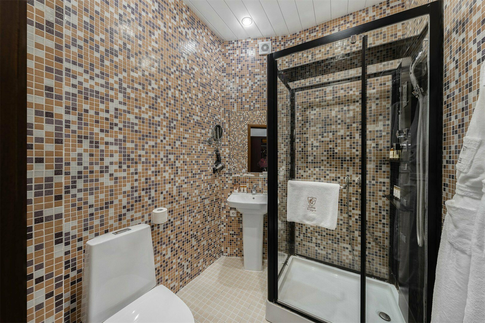 Номер "Семицветик" с одной большой кроватью