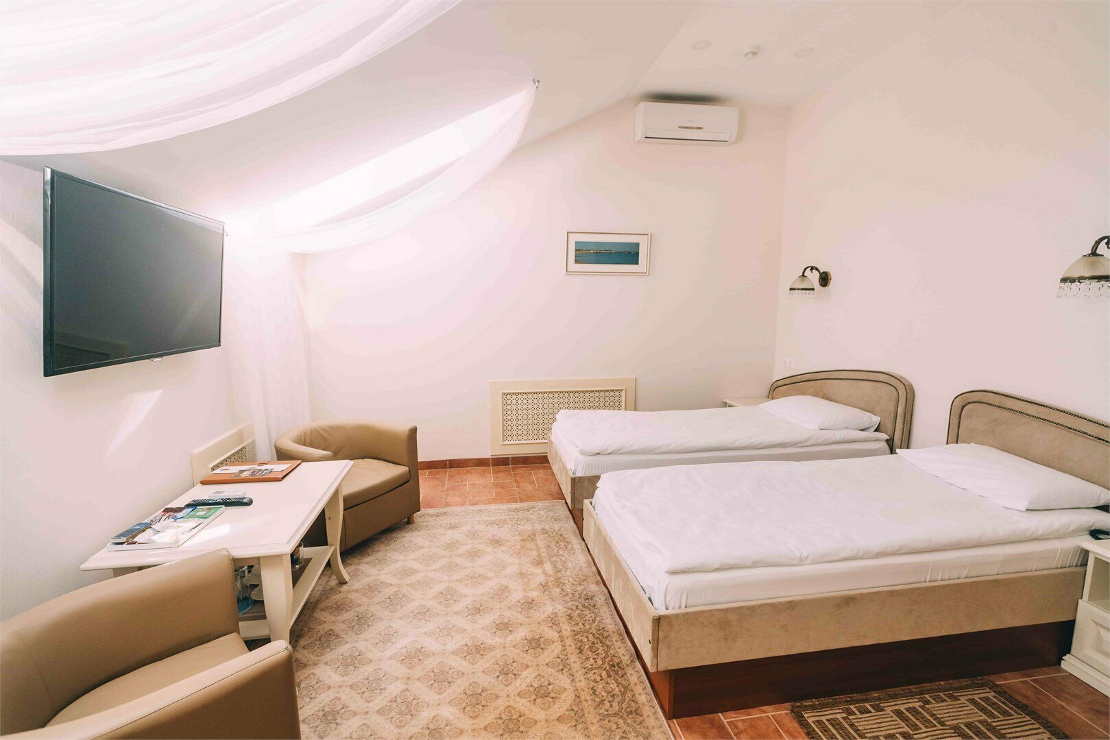 Стандартный двухместный номер с 2 отдельными кроватями и общей ванной комнатой