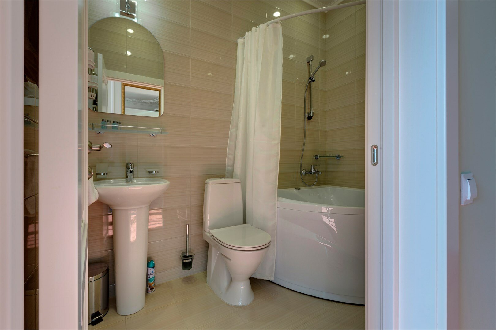 Люкс с гидромассажной ванной, кроватью King-size и видом на город